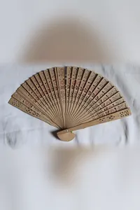 Krem Çiçek Baskılı Ahşap Yelpaze